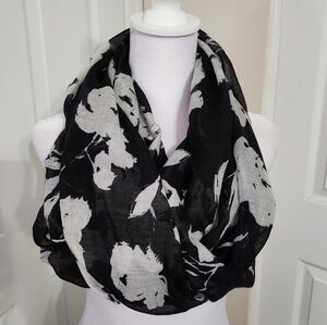 💞4/$20💞 Berkshire Black and White Floral Infinity Scarf